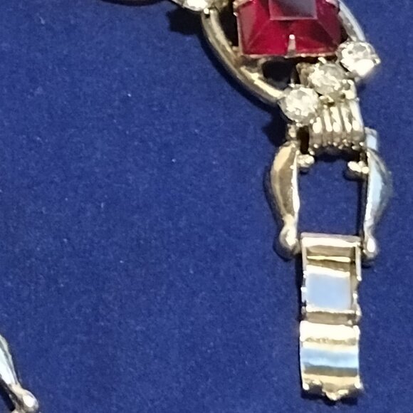 🎬Vintage Red Glass Square Cut Gold Tone Link Bracelet - Picture 9 of 13